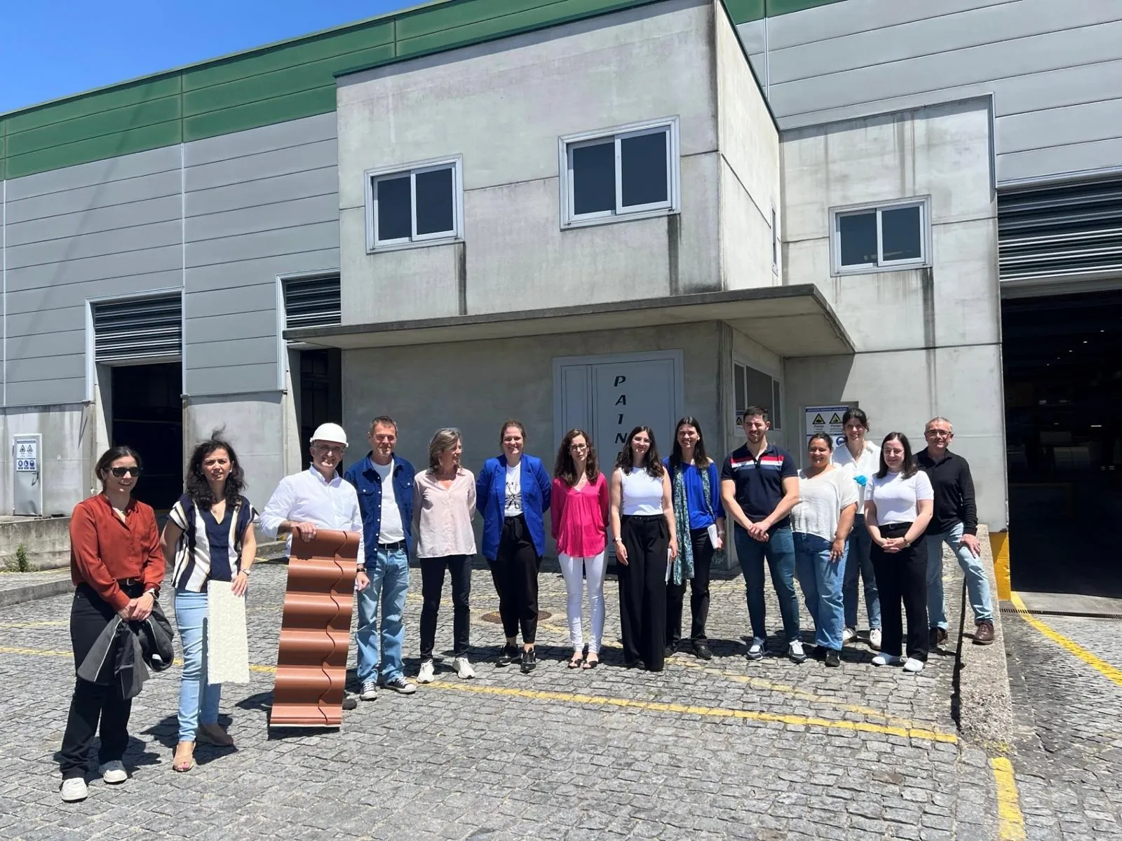Représentants des membres du consortium EcoSys2Build devant les installations de Painel 2000